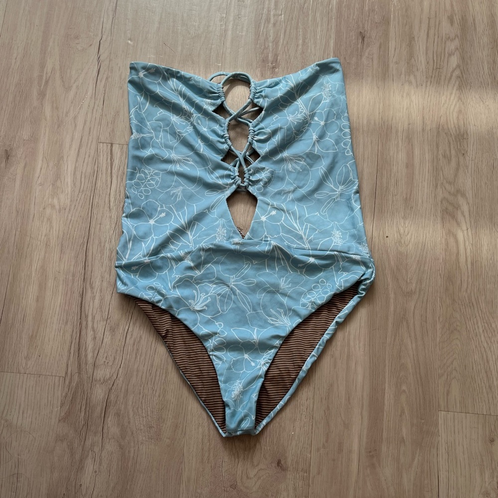 Acacia Bronx one piece in moorea